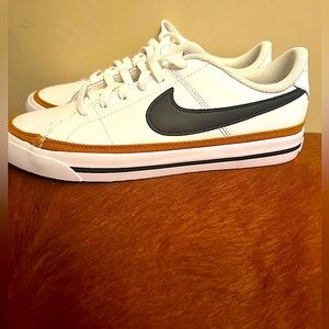 **** KIDS 5 WOMEN’S 7 *****
New Nike white AB’s